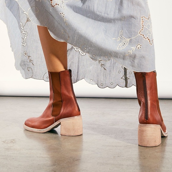 Essential Chelsea Boot - Picture 3 of 12